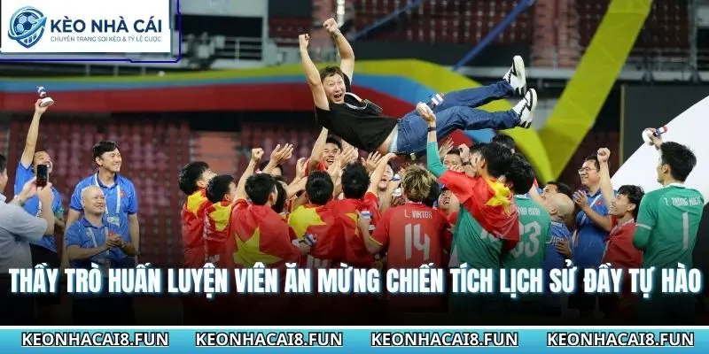 Thầy trò huấn luyện viên ăn mừng chiến tích lịch sử đầy tự hào